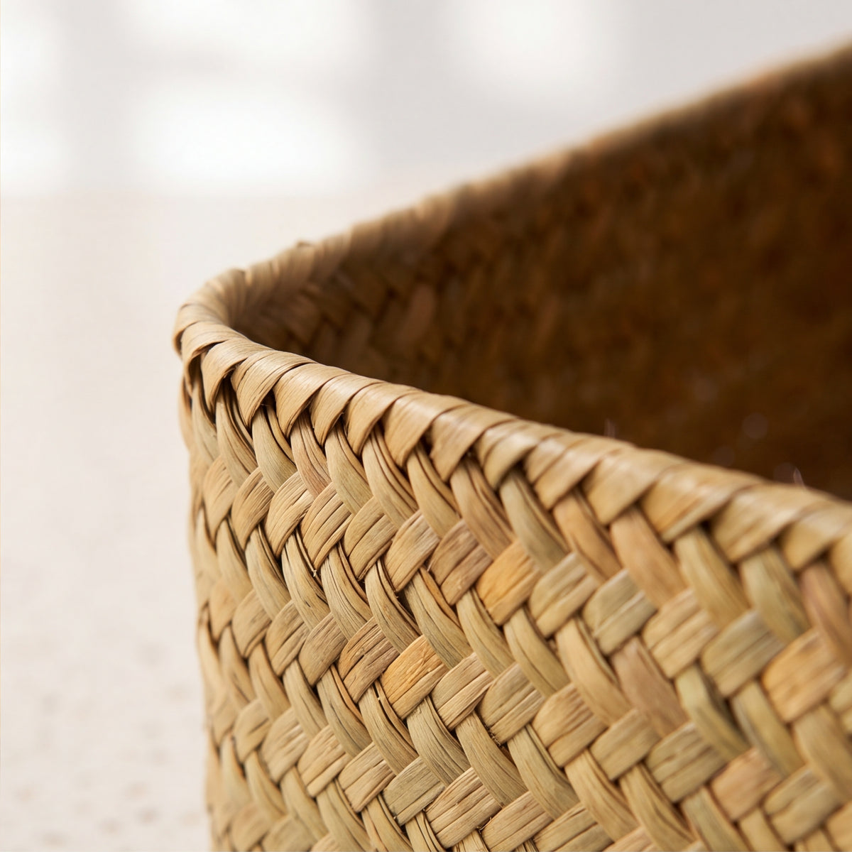 Side view of the woven straw basket's edge